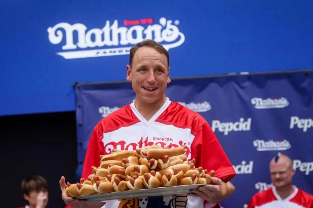 Joey Chestnut Ungkap Tujuan Absurdnya untuk Kembali ke Kontes Makan Hot Dog Nathan